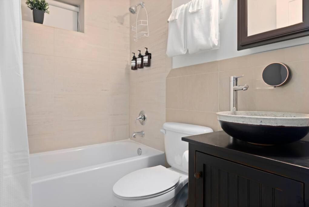 Upscale 2br With Patio